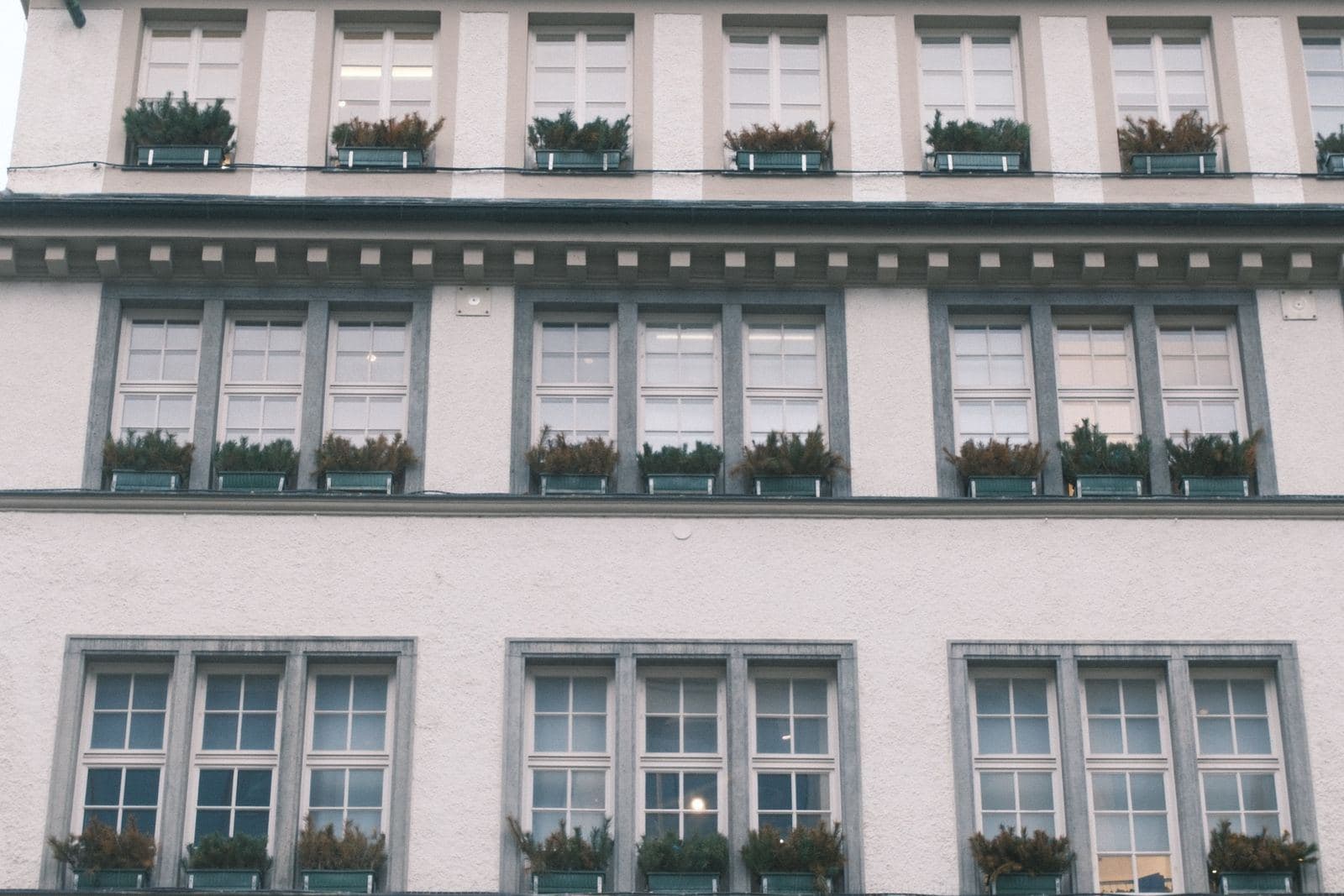 Historische Münchner Fassade mit gleichmäßig gegliederten Fenstern