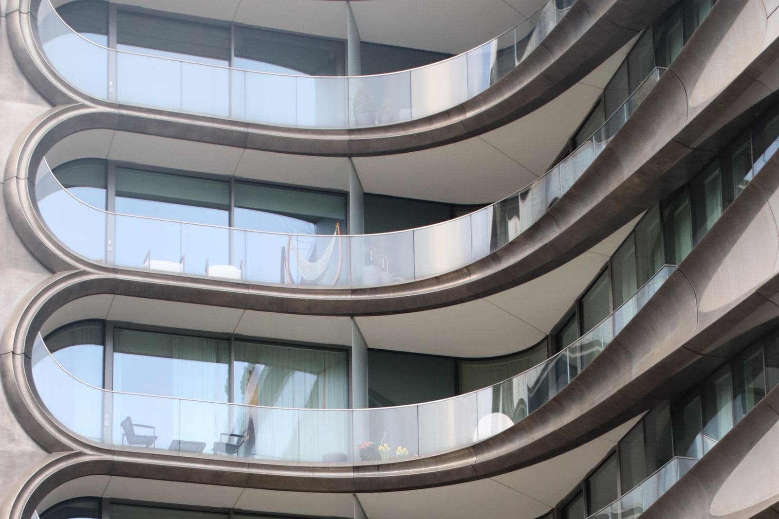 Fassade eines modernen Mehrfamilienhauses mit umlaufenden Balkonen