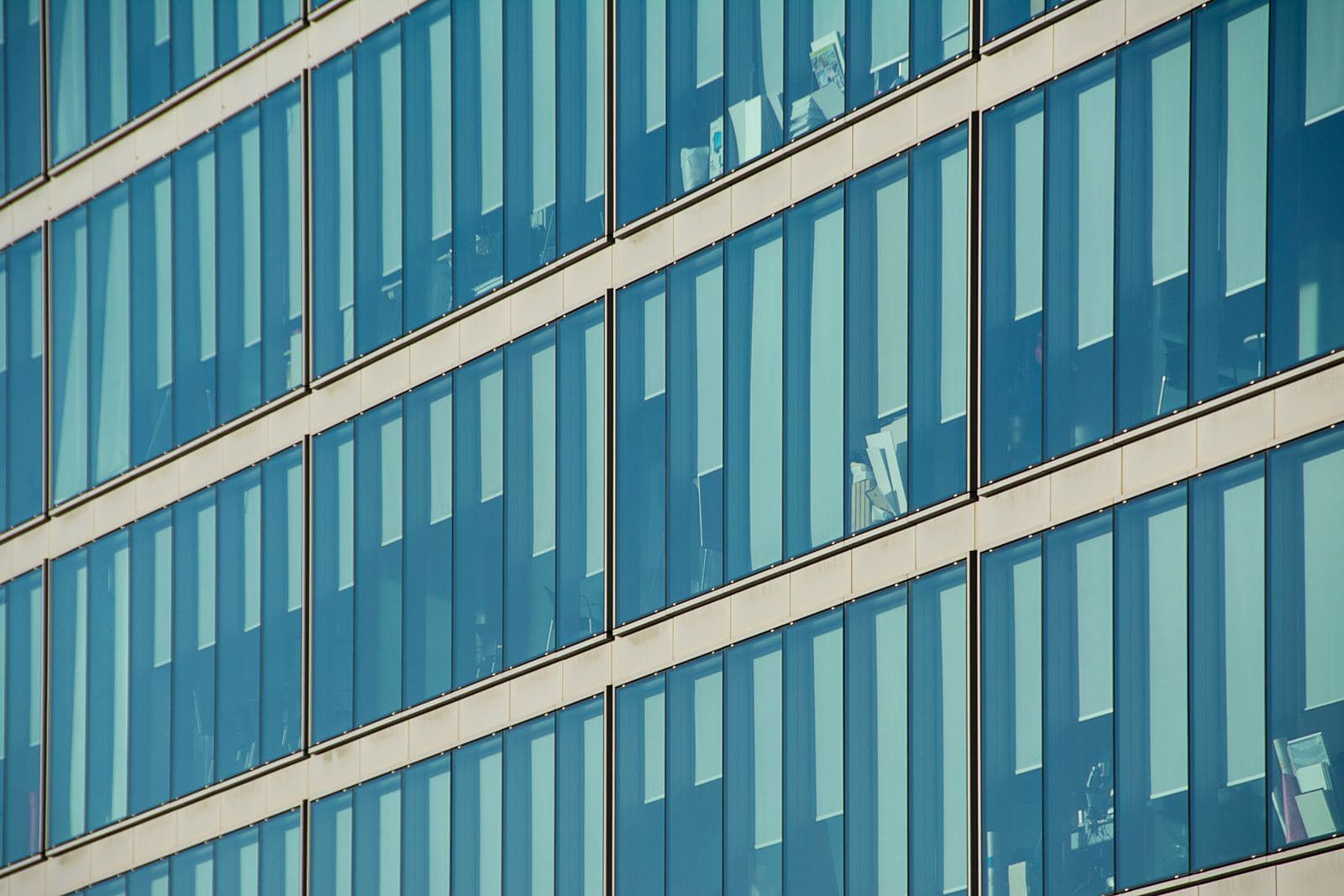 Fassade mit vielen verglasten Fensterelementen im Sonnenlicht