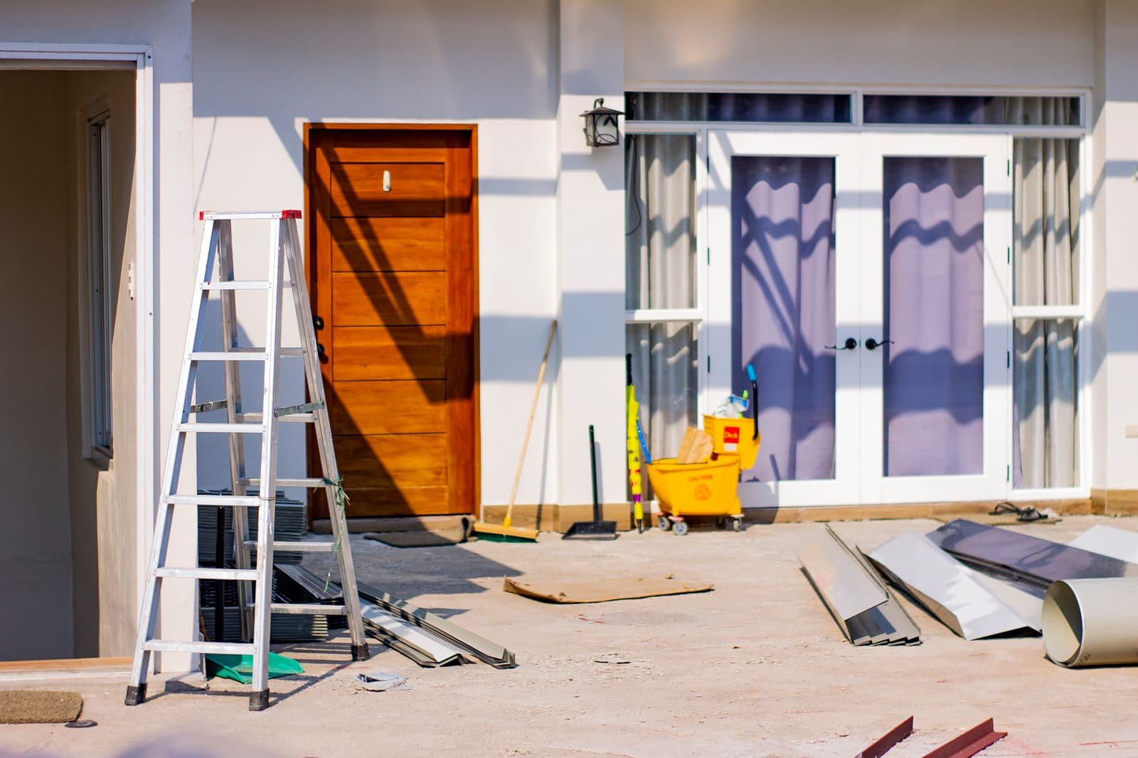 Wohnraum während der Sanierung mit neuer Tür und Fenstertüren